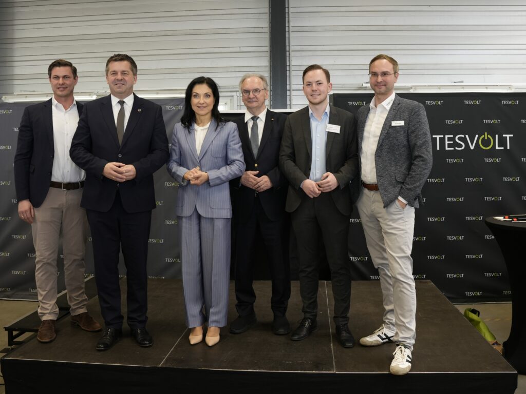 v.l.: Simon Schandert, CTO und Co-Founder von TESVOLT, Sachsen-Anhalts Ministerpräsident Sven Schulze, Bundesministerin für Wirtschaft und Energie Katherina Reiche, Sachsen-Anhalts ehemaliger Ministerpräsident Reiner Haseloff, CDU-Landtagskandidat Nico Elsner und Daniel Hannemann, CEO und Co-Founder von TESVOLT